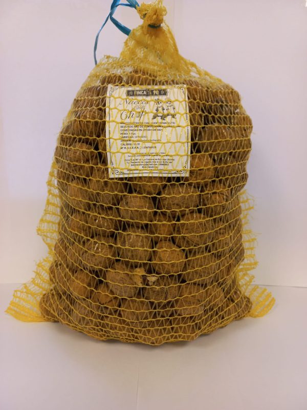🌰 Nueces ecológicas variedad Serr cultivadas en Sevilla en pequeña explotación familiar. Sin intermediarios, directamente del agricultor al consumidor 👨‍🌾✨ Con cáscara, calibre 30–32 mm, sabor intenso y maduración natural en el árbol.